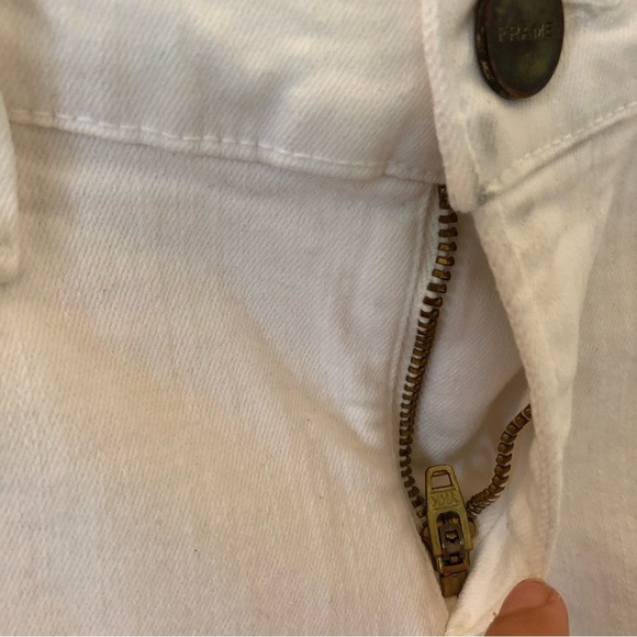 FRAME - Le Skinny de Jeanne Ripped Jeans • White - Picture 13 of 15